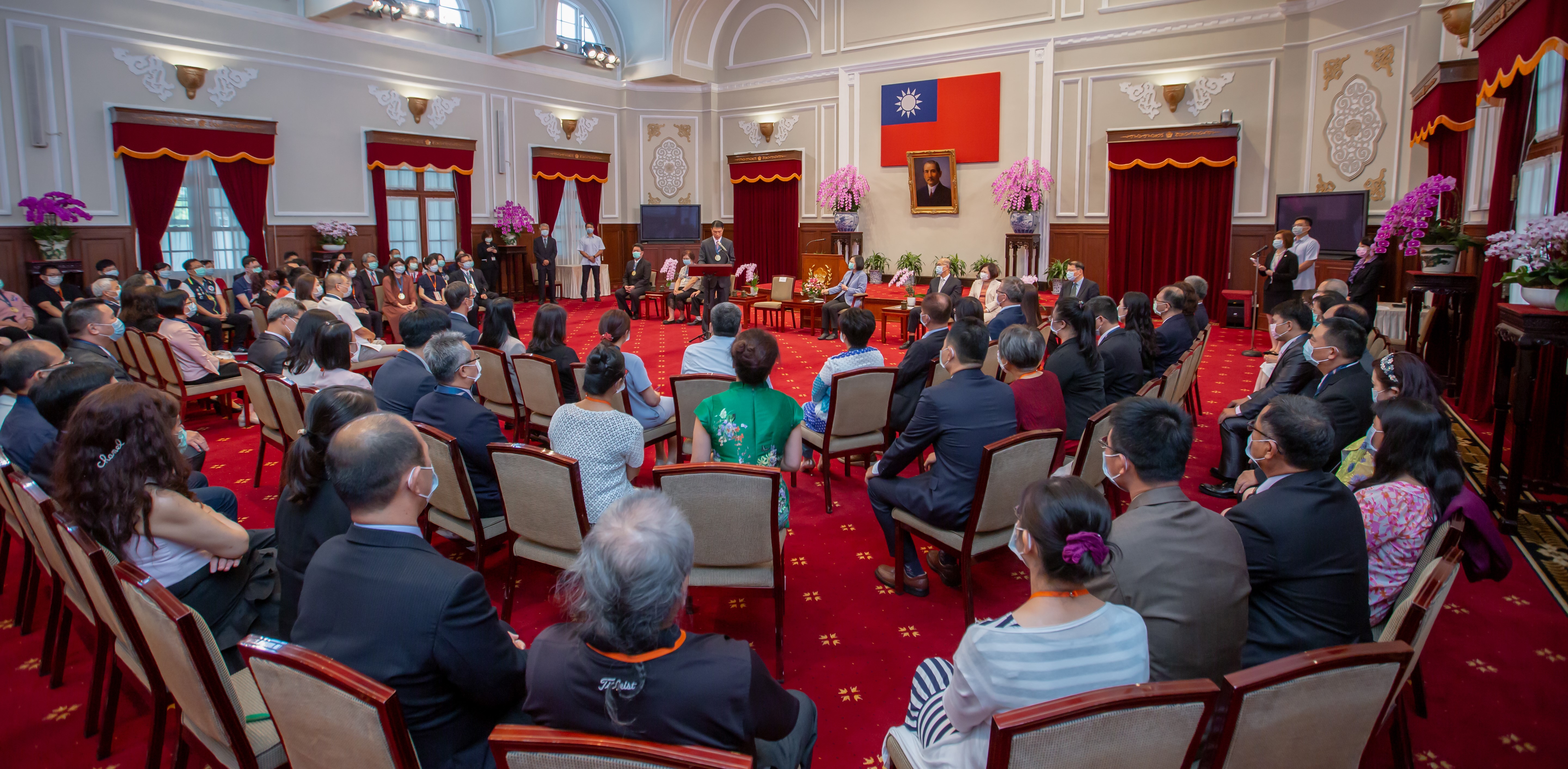 President Tsai Ing-Wen Receives 2020 National Model Workers and Their Families to Affirm the Contribution to Taiwan's Economy of Model Workers in All Industries, Pays Tribute to Their Families