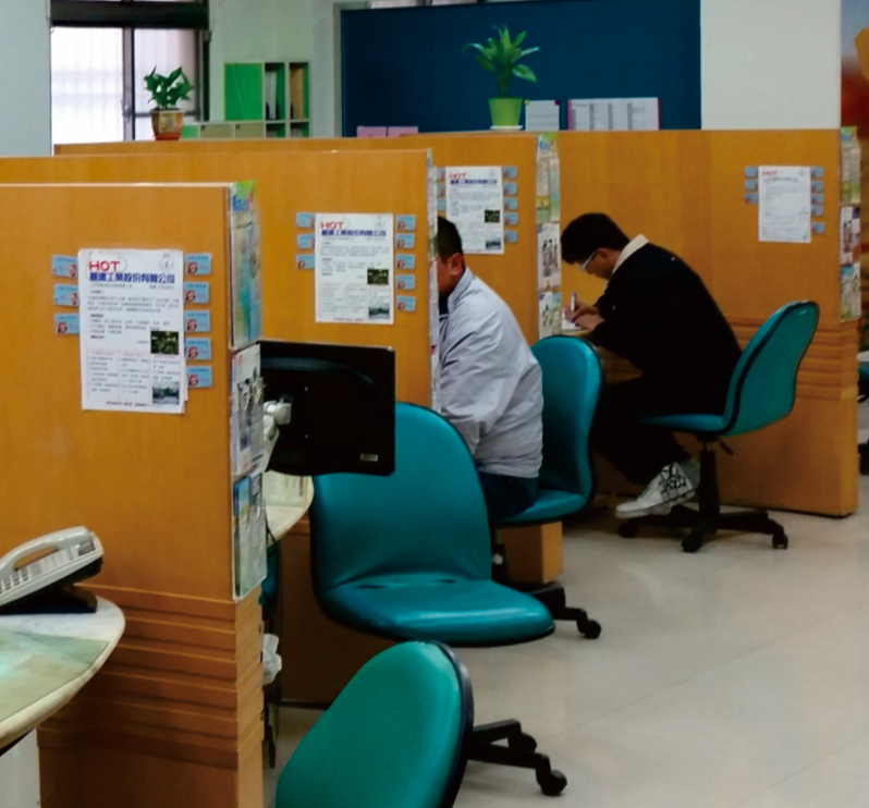 To simplify the application for unemployment benefits and vocational training living allowance, that is free to duplicate copies of personal bank passbook!